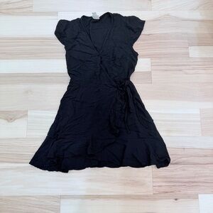 Black vintage 90s wrap dress with tie waist. Size S #wrapdress #90s